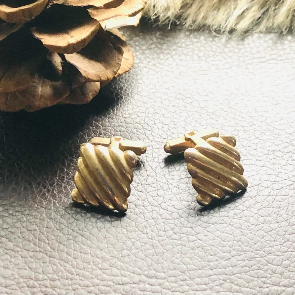 Vintage men’s gold textured square tilted style cuff links